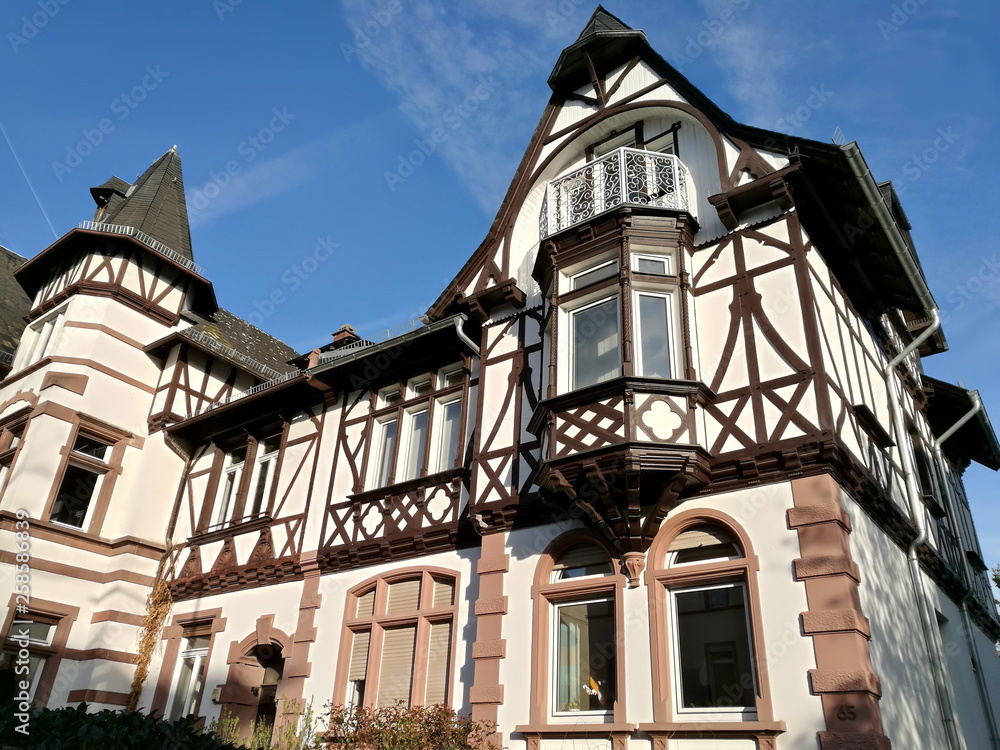 Φωτογραφία Romantisches Fachwerkhaus mit Erker und spitzem Giebel in Beige und Naturfarben