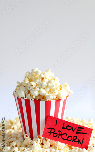 Popcorn su uno sfondo bianco con tag
