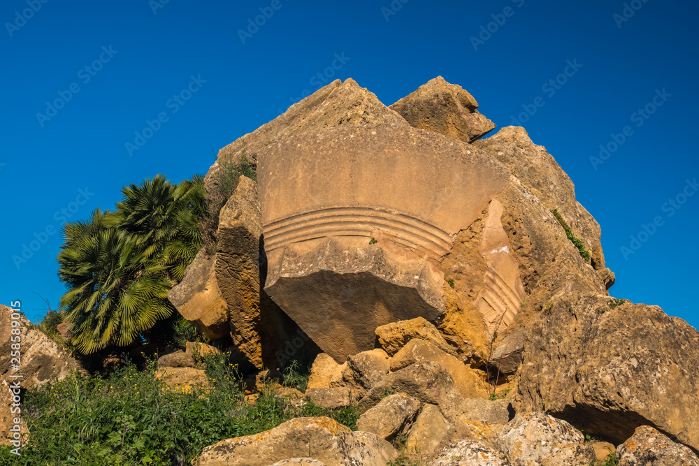 Φωτογραφία Ruins of the Temple of the Olympian Zeus, Valley of the Temples, Agrigento , Sicily, Italy