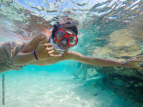 hombre con careta snorkel debajo del agua en el mar