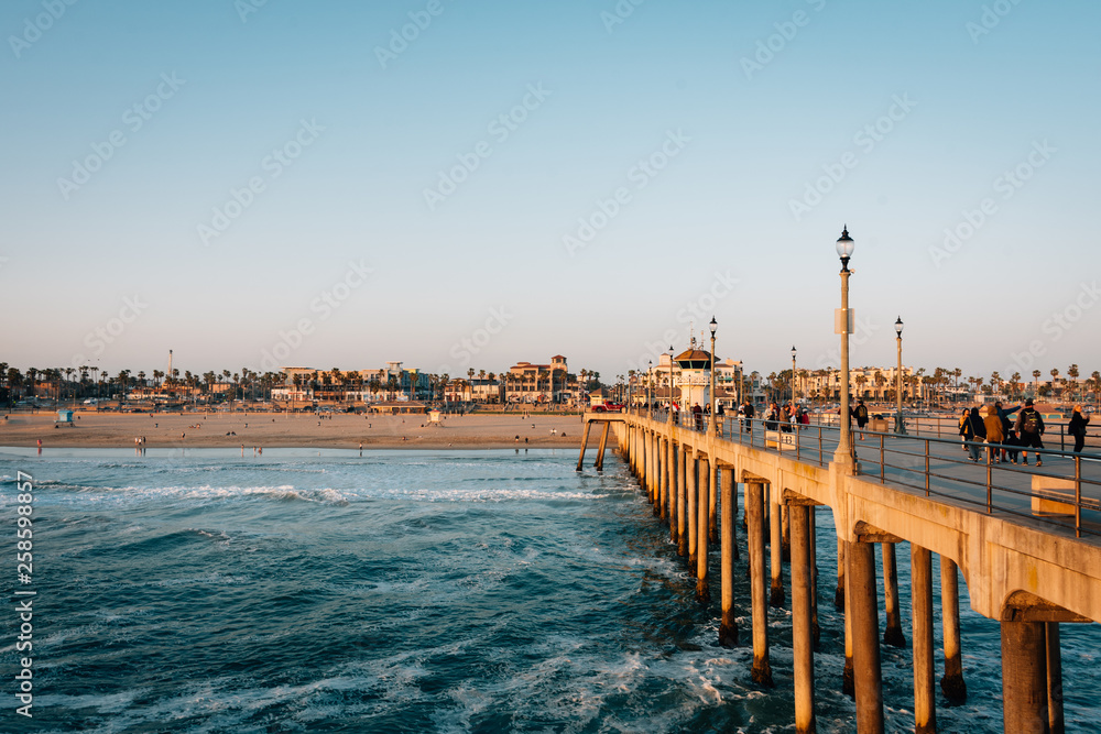 Obraz premium The pier at sunset, in Huntington Beach, Orange County, California