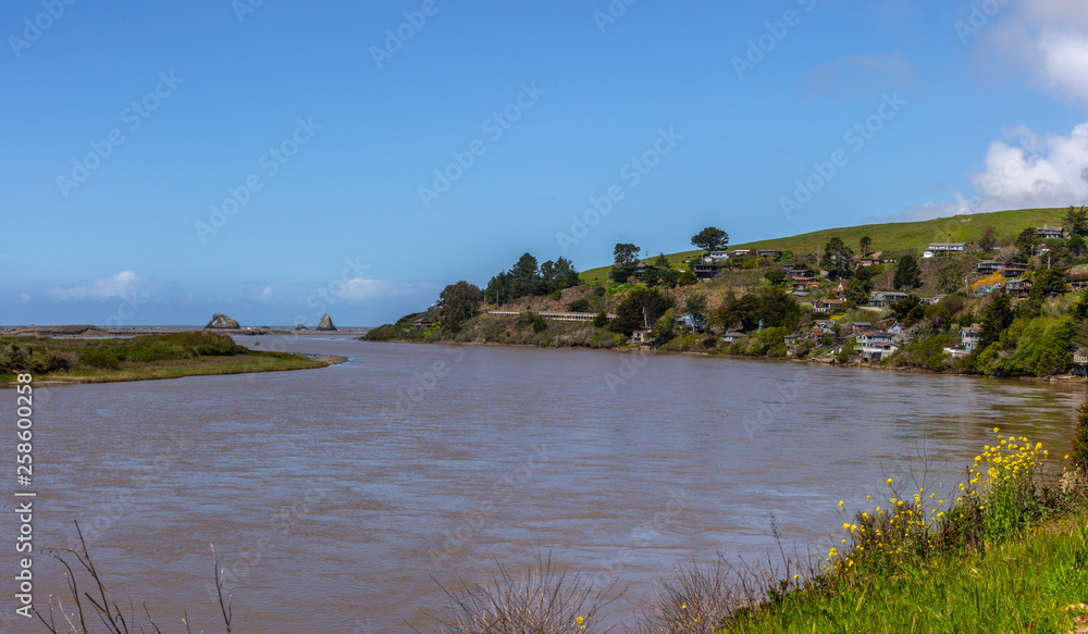 Φωτογραφία Estuary made up of the Russian river and the Pacific ocean near the city Jenner