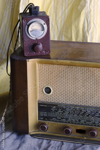 poste de radio vintage (TSF) LIRAR modèle Consul et alimentation electrique photo