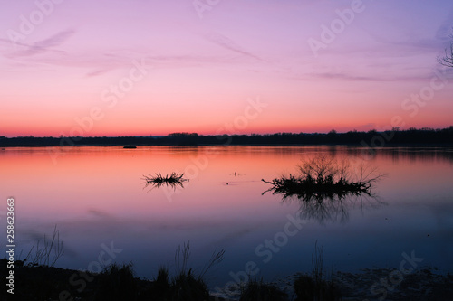 Sonnenuntergang an einem See, ruhiges Gewässer, Weitwinkelaufnahme