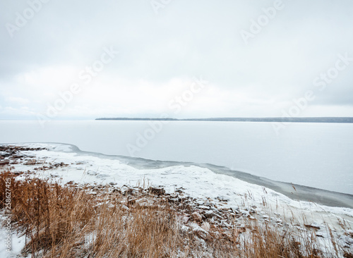 Fototapeta Naklejka Na Ścianę i Meble -  Winter path on the lake