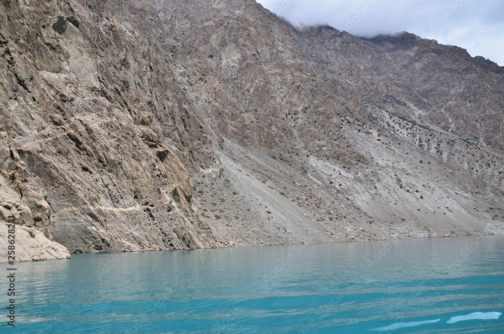 パキスタンの上部フンザのアッタバード湖　エメラルドブルーの美しい湖