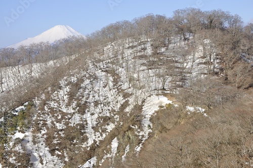 残雪の丹沢山地と富士山