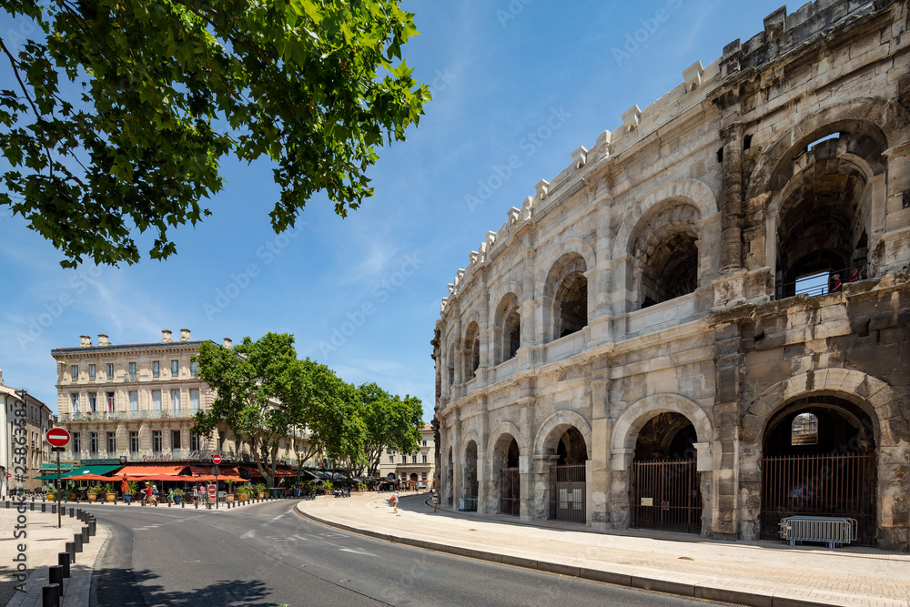 Φωτογραφία Extrerior view of the magnificent Roman arena in Nimes, France
