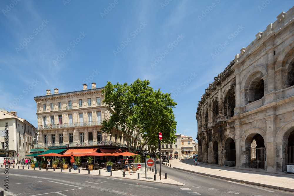 Φωτογραφία Extrerior view of the magnificent Roman arena in Nimes, France