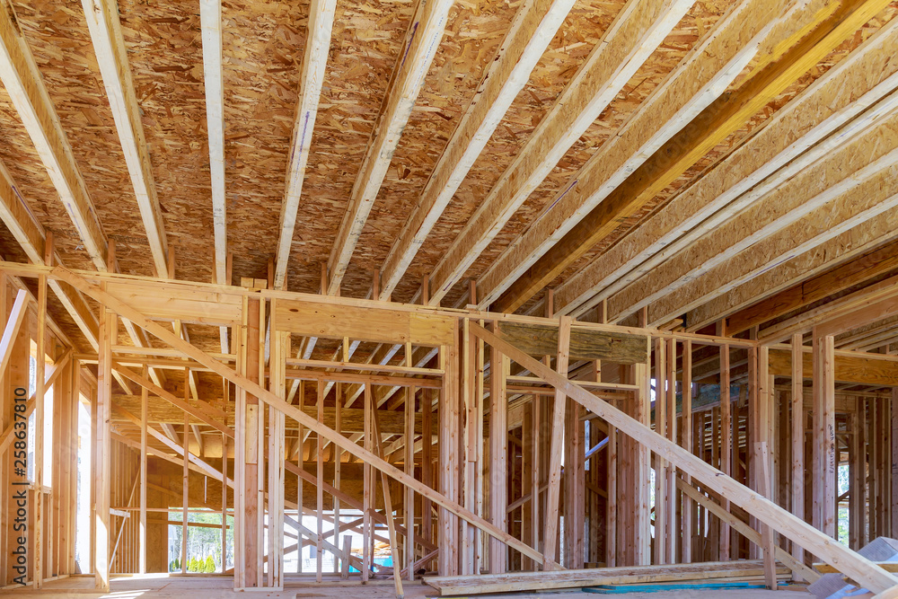 Fototapeta premium Nowa konstrukcja domu o konstrukcji belkowej ustawiła grunt