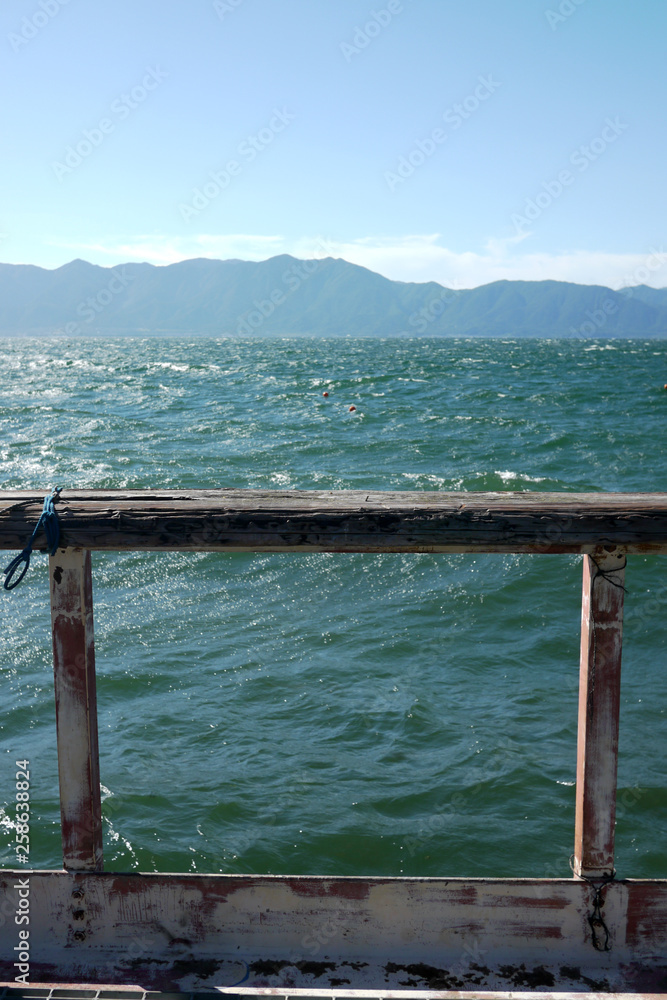 滋賀県琵琶湖に浮かぶ沖ノ島の美しい景観