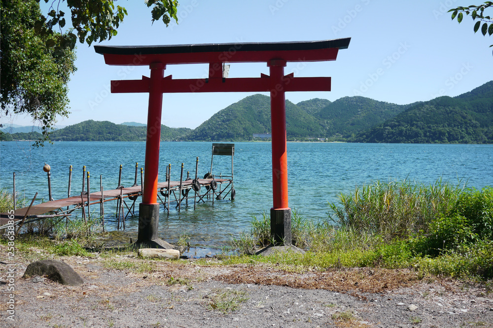 滋賀県琵琶湖に浮かぶ沖ノ島の美しい景観