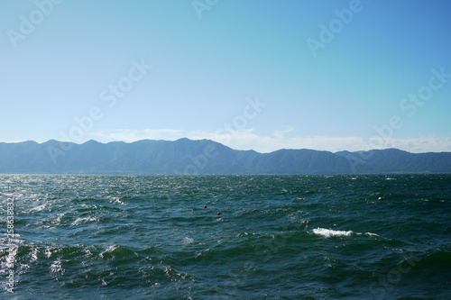 滋賀県琵琶湖に浮かぶ沖ノ島の美しい景観