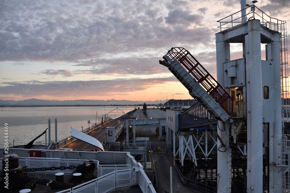 Obraz premium フェリ-でむかえた朝焼け Day Break