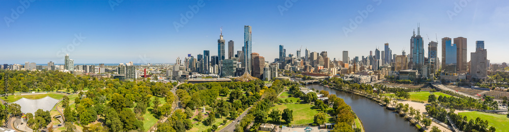 Naklejka premium Panoramiczny widok na piękne miasto Melbourne uchwycone znad rzeki Yarra w letni dzień