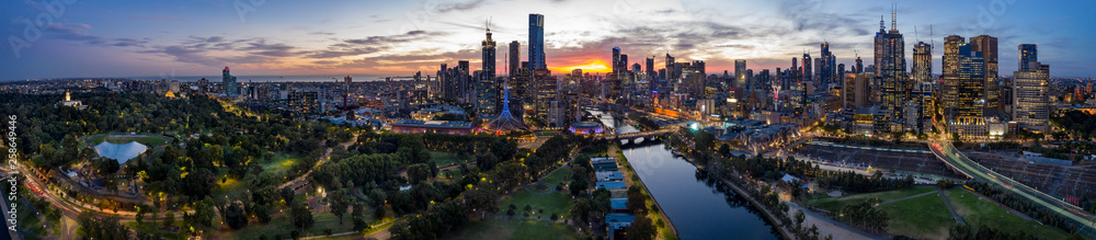 Fototapeta premium Melbourne Australia 28 marca 2019 r .: Panoramiczny widok na piękne miasto Melbourne uchwycone znad rzeki Yarra o zachodzie słońca