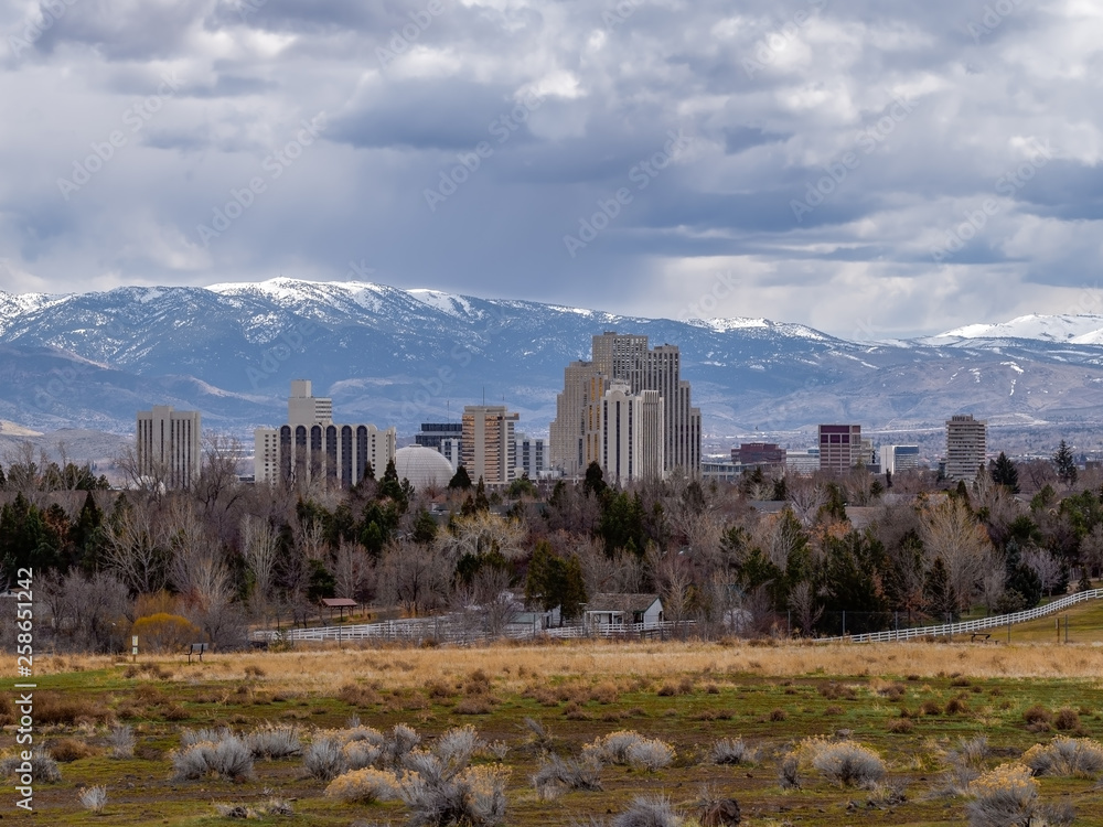 Obraz premium Cityscape of Reno Nevada in the winter.
