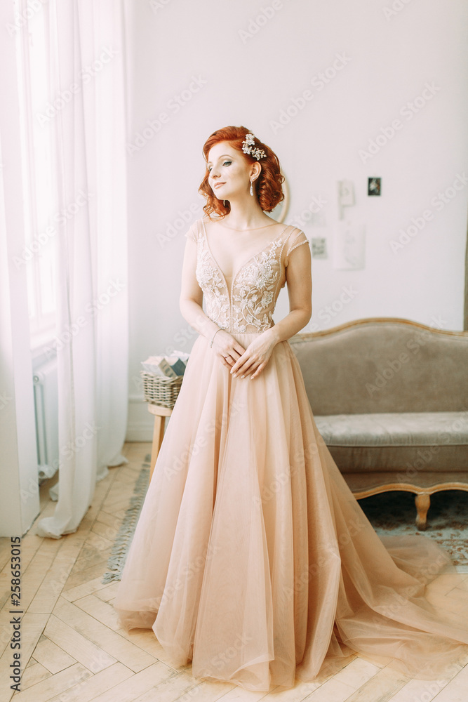 Obraz premium The bride in the interior Studio in the style of fine art. Wedding photo shoot in European style.