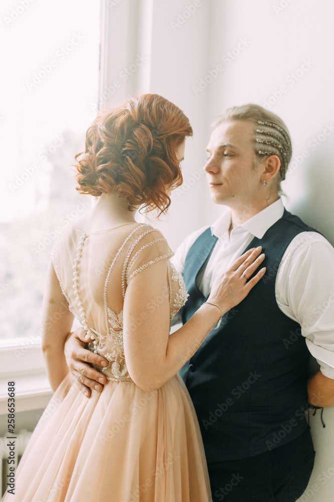 Meeting the newlyweds in the Studio and hotel. Bride and groom with a bouquet. Meeting the newlyweds in the Studio and hotel. Bride and groom with a bouquet.