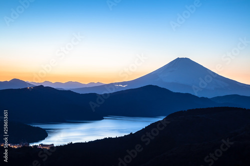 富士山と芦ノ湖 © Faula Photo Works