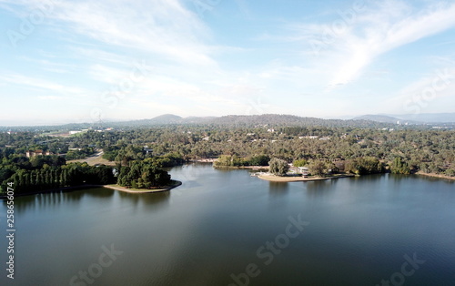 Panoramic view of Canberra (Australia) in daytime, featuring Lake Burley Griffin and Parliament House.