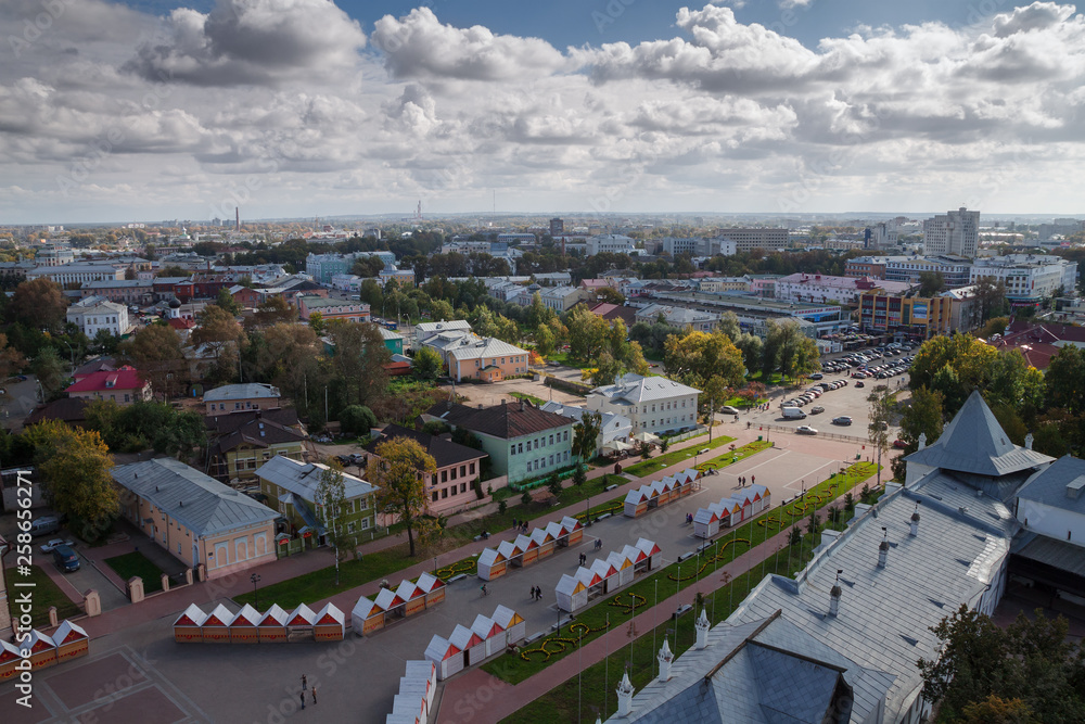 Fototapeta premium aerial view of the autumn city landscape on a sunny day