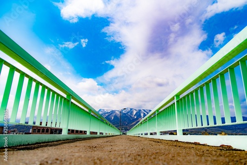 歩道橋から見た山