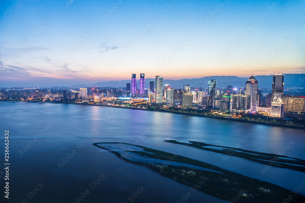 Obraz premium cityscape and skyline of downtown near water of Hong Kong at night