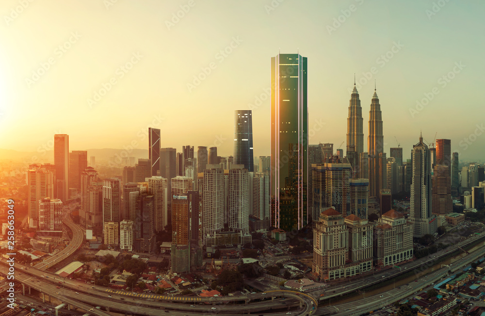 Fototapeta premium Przyszły nowoczesny drapacz chmur z neonowym światłem 3D o wschodzie słońca w panoramie miasta Kuala Lumpur, przyszłościowa wizja nowoczesnego miasta, mieszane media.