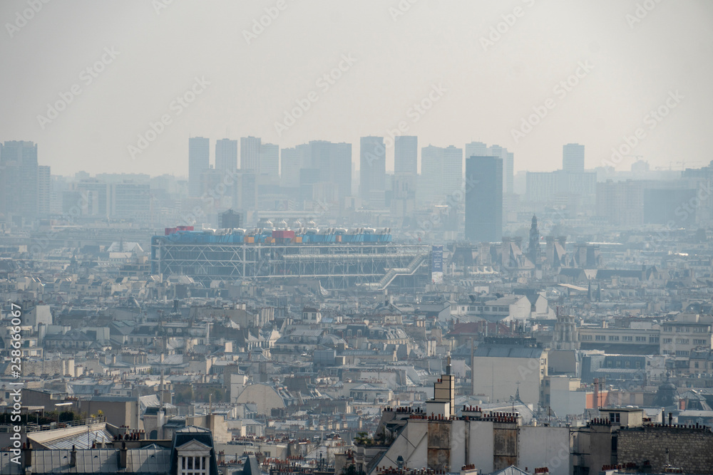 Aussicht über die Dächer von Paris, im Hintergrund das Centre Pompidou