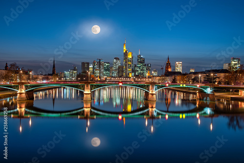 Die Skyline von Frankfurt am Main am Abend mit Vollmond