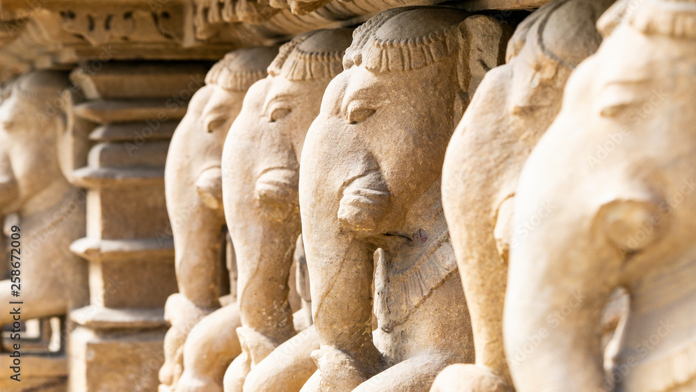 Obraz premium ancient stone sculptures carved into the wall of the temple