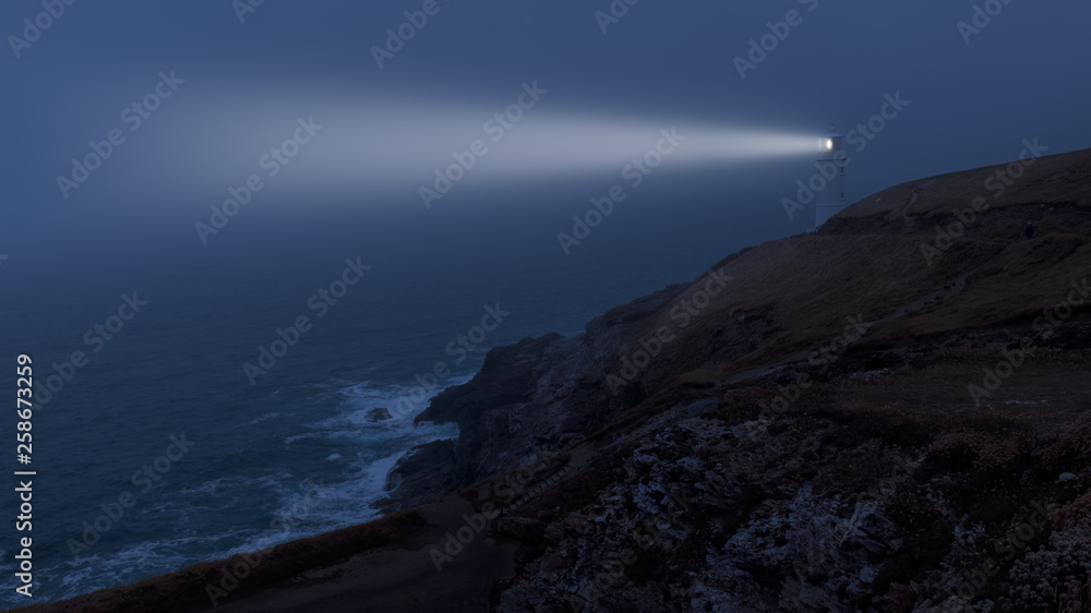Der Leuchtturm von Trevose Head in Cornwall bei Nacht und Nebel