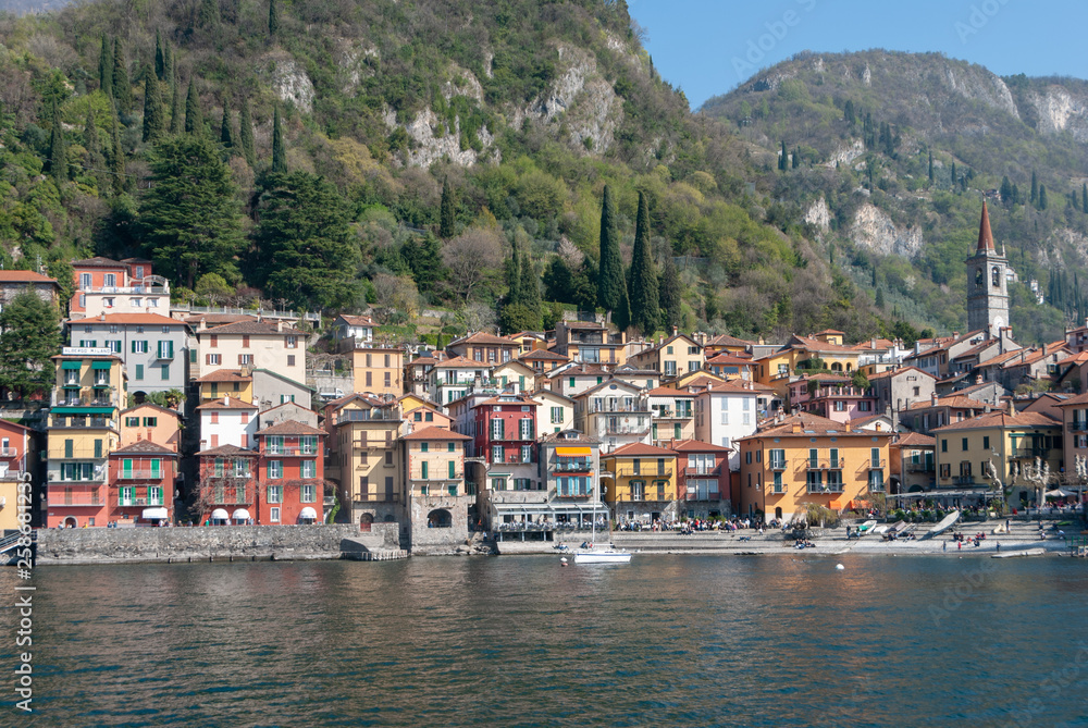 Il borgo di Varenna visto dal lago di Como