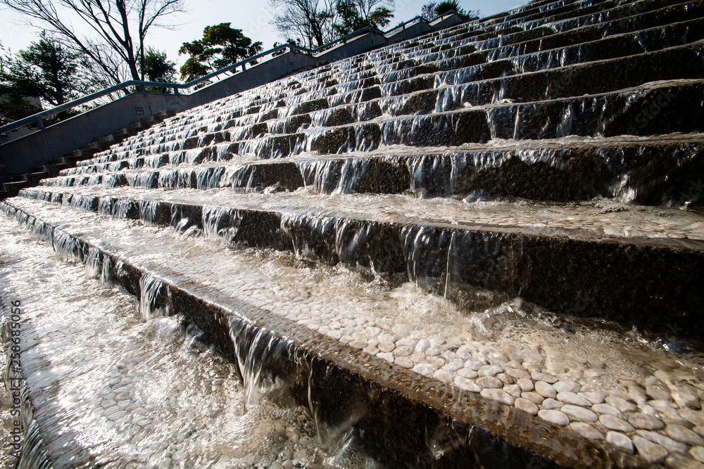 勢いよく水が流れている階段