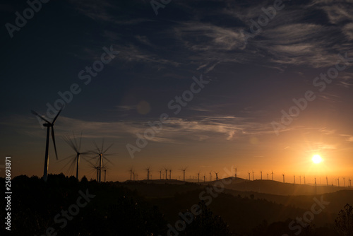 molinos de viento en la sierra al amanecer energía limpia y eólica