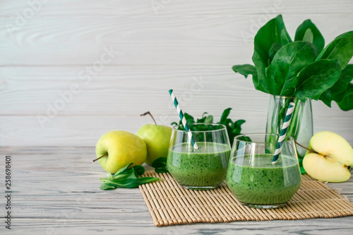 Slika na platnu Detox fresh green smoothie with spinach, apple, mache lamb lettuce