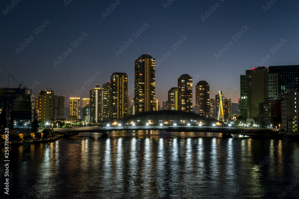 東京の都市風景　工事中の永代橋と石川島の夜景１