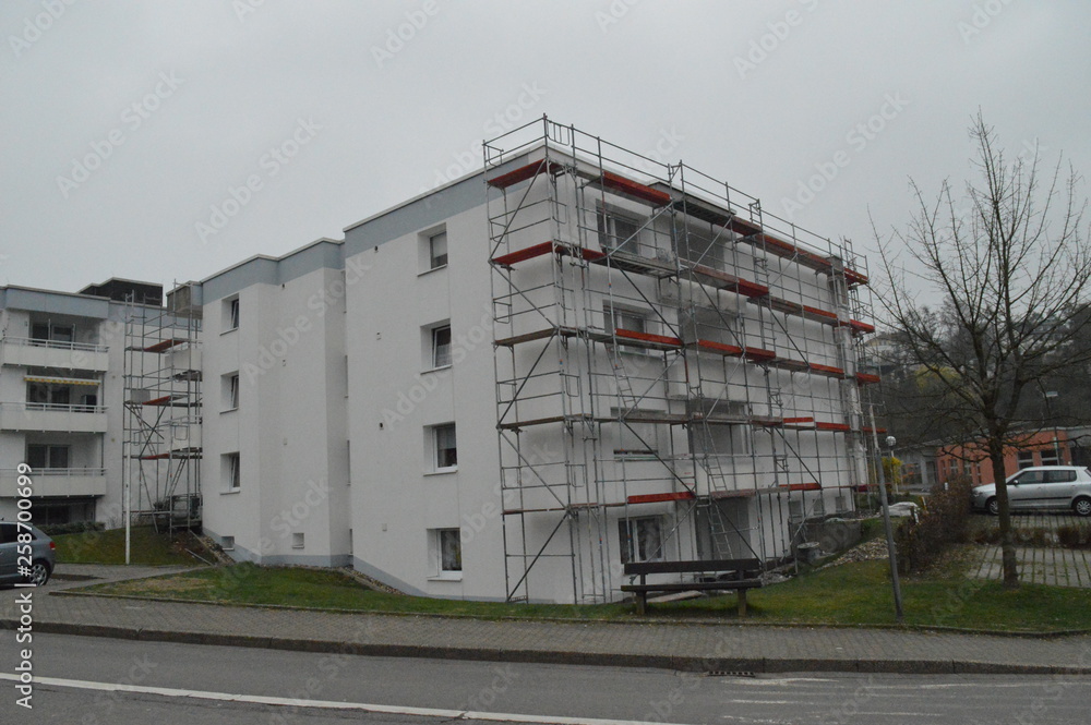 Obraz premium Gebäudesanierung: Dämmung und Außenputz-Erneuerung an Plattenbauten der 70er-Jahre