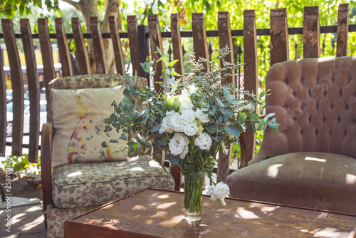 Billede på lærred rustic wedding table setting with vintage couches and lounge chairs