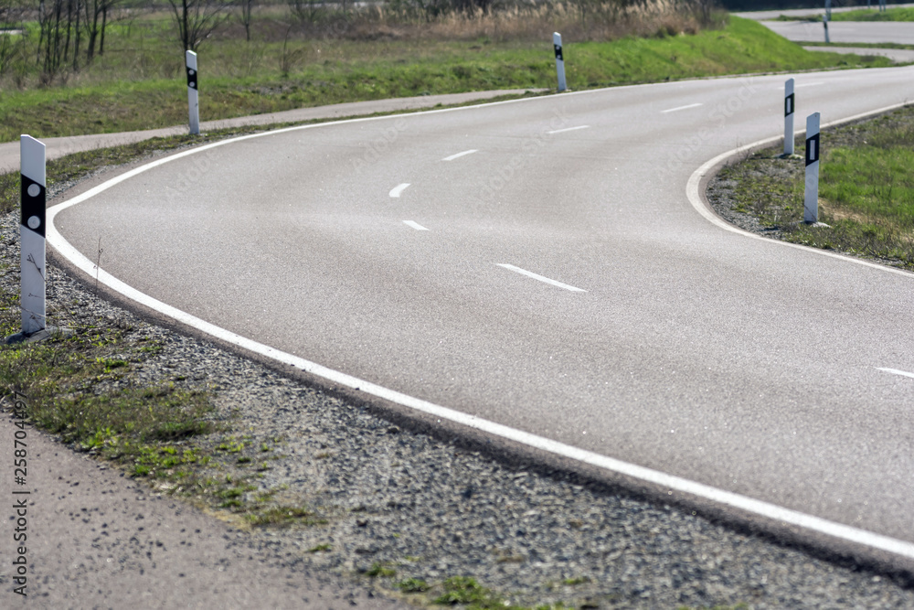 Obraz premium Neue Asphaltstraße mit Kurven und Bodenwelle