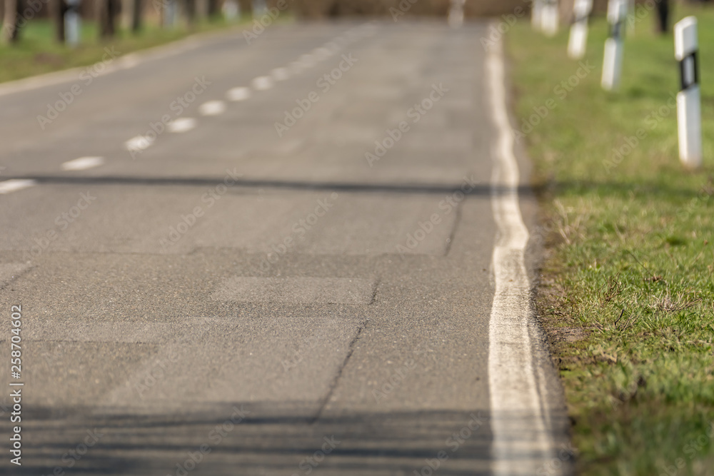 Obraz premium Landstraße mit Asphaltflicken als Hintergrund
