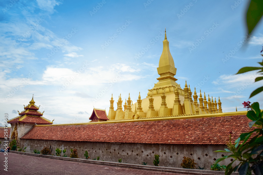 Fototapeta premium Good day at Thatluang Stupa, Vientiena, Laos