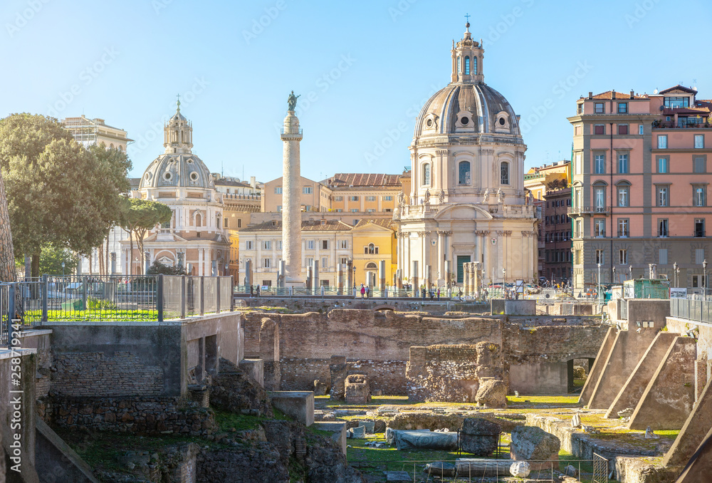 Obraz premium Trajan's Column and Santa Maria di Loreto church, Rome, Italy