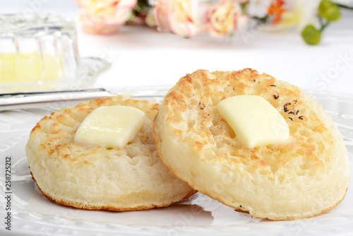 Photos closeup english crumpets with melting butter