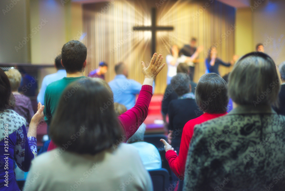 Ταπετσαρία Christian congregation worship God together, with cross with light rays in backg