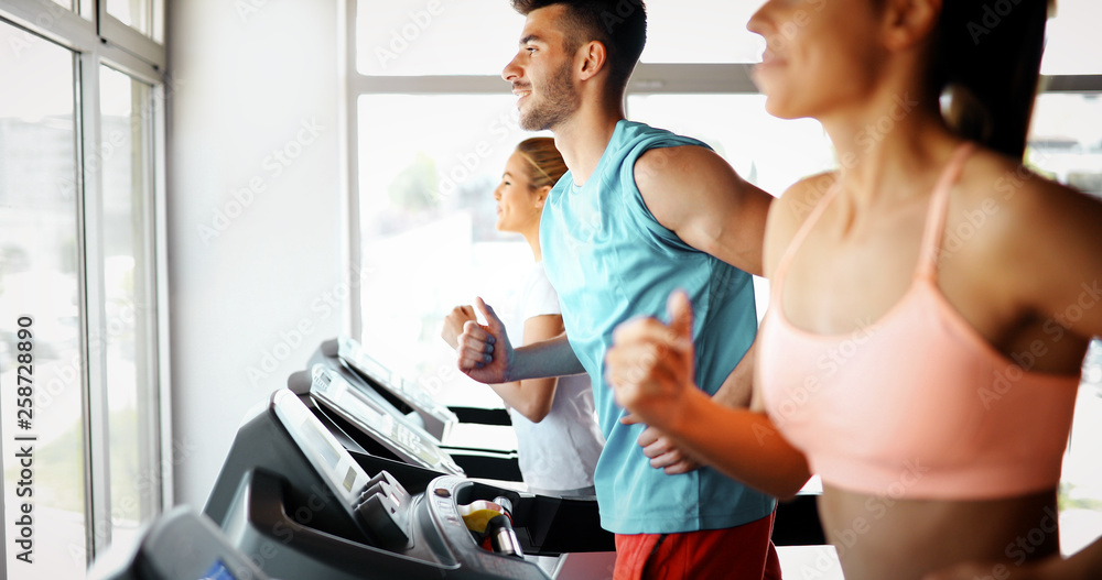 Fototapeta Obrazek ludzie biega na karuzeli w gym