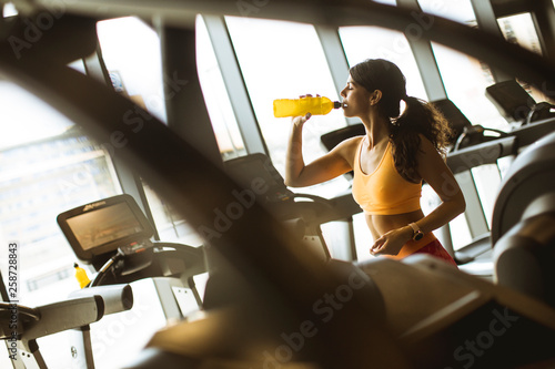 Young women in yellow sport...