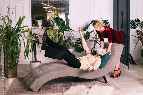 Fotografía Woman smothers with a pillow lying man
