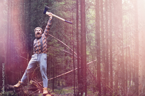 Foto A bearded lumberjack with a large ax